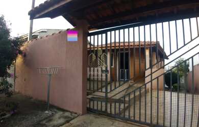 Imagem: A casa possui 2 Dormitórios, 3 Banheiros, 3 Vagas na garagem