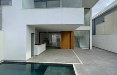 Imagem: A casa em condomínio possui 4 Dormitórios, 5 Banheiros, 4