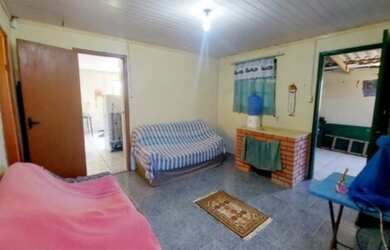 Imagem: A casa possui 3 Dormitórios, 2 Banheiros, 1 Vaga na garagem