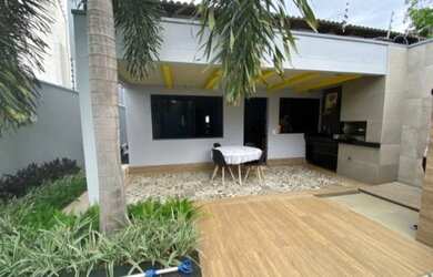 Imagem: A casa possui 3 Dormitórios, 2 Banheiros, 4 Vagas na garagem