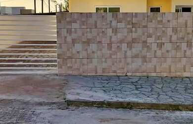 Imagem: A casa possui 3 Dormitórios, 2 Banheiros, 2 Vagas na garagem