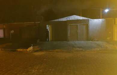 Imagem: A casa possui 5 Dormitórios, 4 Banheiros, 2 Vagas na garagem