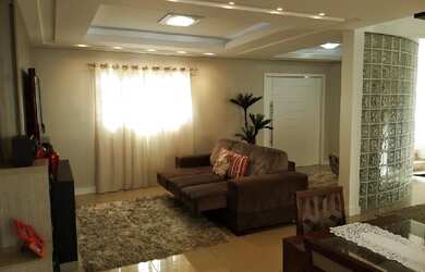 Imagem: A casa possui 3 Dormitórios, 4 Banheiros, 2 Vagas na garagem