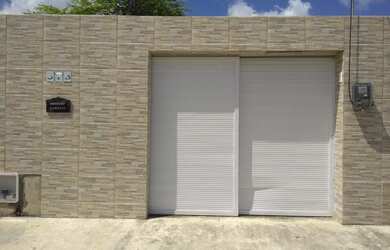 Imagem: A casa possui 2 Dormitórios, 2 Banheiros, 2 Vagas na garagem