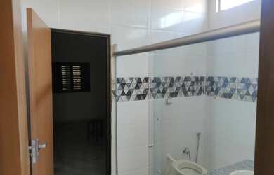 Imagem: A casa possui 3 Dormitórios, 1 Banheiro, 1 Vaga na garagem