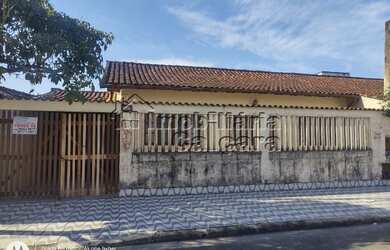 Imagem: A casa possui 3 Dormitórios, 1 Banheiro, 3 Vagas na garagem