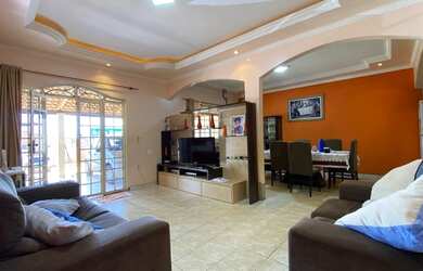 Imagem: A casa em condomínio possui 5 Dormitórios, 4 Banheiros, 3