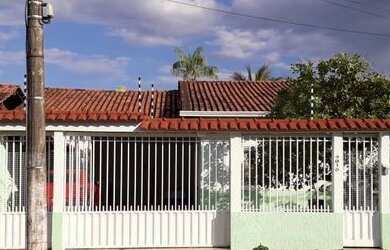 Imagem: A casa possui 4 Dormitórios, 4 Banheiros, 2 Vagas na garagem