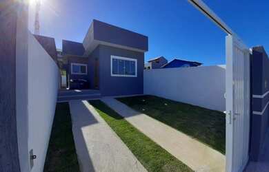 Imagem: A casa possui 3 Dormitórios, 2 Banheiros, 2 Vagas na garagem