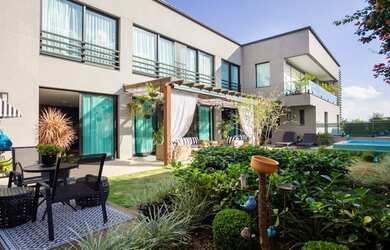 Imagem: A casa em condomínio possui 4 Dormitórios, 5 Banheiros, 5