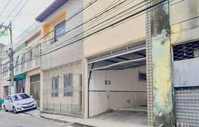 Imagem: A casa possui 3 Dormitórios, 1 Banheiro, 2 Vagas na garagem