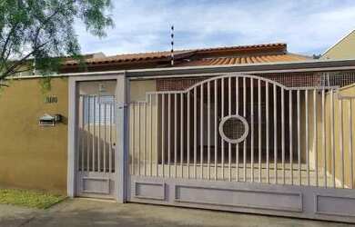 Imagem: A casa possui 3 Dormitórios, 2 Banheiros, 2 Vagas na garagem