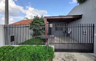 Imagem: A casa possui 3 Dormitórios, 1 Banheiro, 1 Vaga na garagem