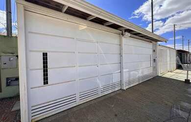 Imagem: A casa e possui 2 Dormitórios, Suítes, 1 Banheiro, 3 Vagas