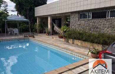 Imagem: A casa possui 4 Dormitórios, 3 Banheiros, 4 Vagas na garagem