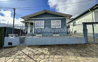 Imagem: A casa possui 3 Dormitórios, 2 Banheiros, 4 Vagas na garagem