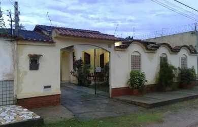 Imagem: A casa possui 3 Dormitórios, 2 Banheiros, 2 Vagas na garagem