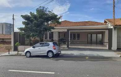 Imagem: A casa possui 3 Dormitórios, 5 Banheiros, 4 Vagas na garagem