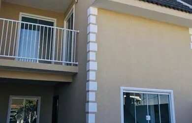 Imagem: A casa possui 3 Dormitórios, 2 Banheiros, 2 Vagas na garagem