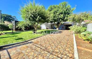 Imagem: A casa possui 3 Dormitórios, 2 Banheiros, 4 Vagas na garagem