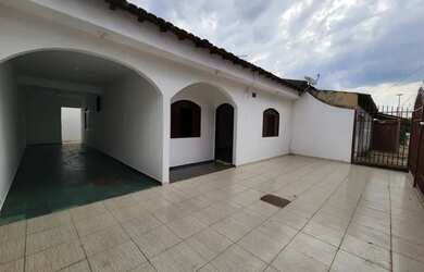 Imagem: A casa possui 3 Dormitórios, 2 Banheiros, 3 Vagas na garagem