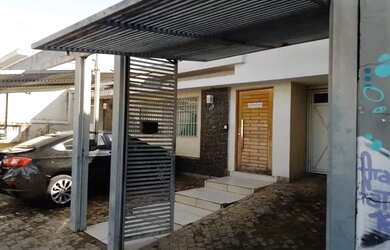 Imagem: A casa possui 3 Dormitórios, 2 Banheiros, 4 Vagas na garagem