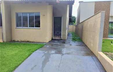 Imagem: A casa possui 3 Dormitórios, 2 Banheiros, 1 Vaga na garagem