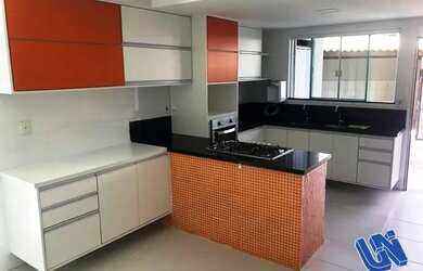 Imagem 2: Linda Casa em Condomínio Fechado com 4 suítes, Gabinete e Home Buraquinho - Lauro de Freit