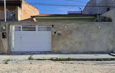 Imagem: A casa possui 3 Dormitórios, 2 Banheiros, 1 Vaga na garagem