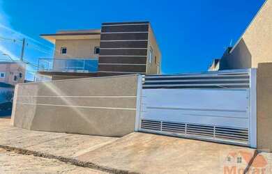 Imagem: A casa possui 3 Dormitórios, 4 Banheiros, 5 Vagas na garagem