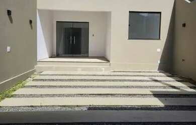 Imagem: A casa possui 3 Dormitórios, 2 Banheiros, 2 Vagas na garagem