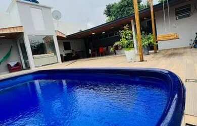 Imagem: A casa possui 3 Dormitórios, 2 Banheiros, 3 Vagas na garagem