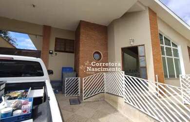 Imagem: A casa possui 3 Dormitórios, 1 Banheiro, 4 Vagas na garagem