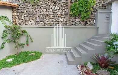 Imagem: A casa possui 3 Dormitórios, 3 Banheiros, 5 Vagas na garagem