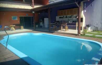 Imagem: A casa possui 3 Dormitórios, 4 Banheiros, 3 Vagas na garagem