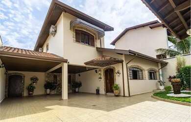 Imagem: A casa possui 3 Dormitórios, 3 Banheiros, 2 Vagas na garagem