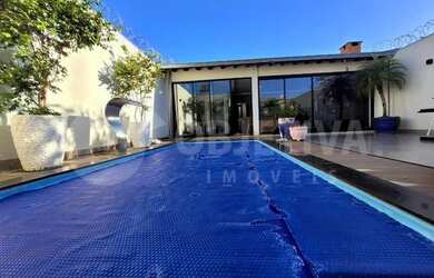 Imagem: A casa possui 3 Dormitórios, 3 Banheiros, 4 Vagas na garagem