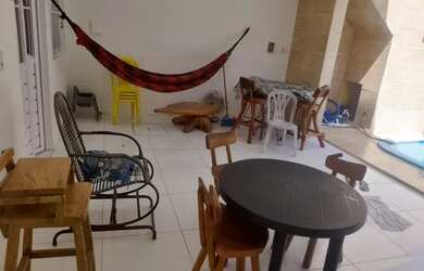 Imagem: A casa possui 4 Dormitórios, 5 Banheiros e 2 Vagas na garagem