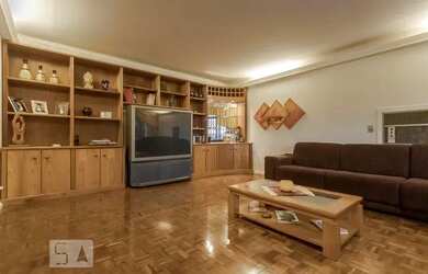 Imagem: A casa possui 4 Dormitórios, 4 Banheiros, 3 Vagas na garagem