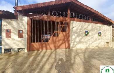 Imagem: A casa possui 3 Dormitórios, 2 Banheiros, 2 Vagas na garagem