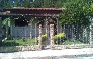 Imagem: A casa possui 3 Dormitórios, 3 Banheiros, 4 Vagas na garagem