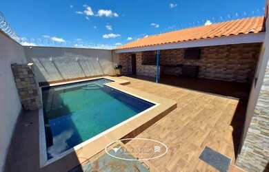 Imagem: A casa possui 3 Dormitórios, 2 Banheiros, 2 Vagas na garagem