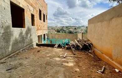 Imagem: A casa possui 2 Dormitórios, 1 Banheiro, 1 Vaga na garagem