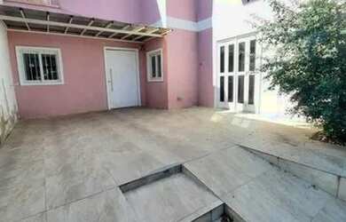 Imagem: A casa possui 4 Dormitórios, 2 Banheiros, 2 Vagas na garagem