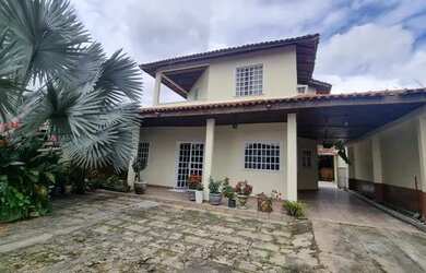 Imagem: A casa possui 4 Dormitórios, 5 Banheiros, 3 Vagas na garagem