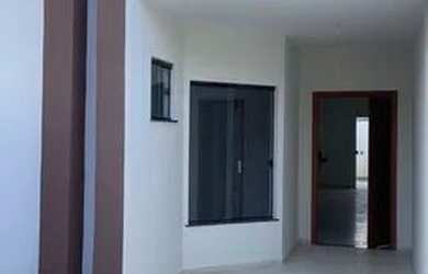 Imagem: A casa possui 2 Dormitórios, 2 Banheiros e 2 Vagas na garagem