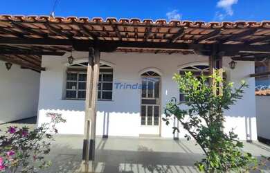 Imagem: A casa possui 3 Dormitórios, 1 Banheiro, 3 Vagas na garagem