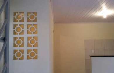 Imagem: A casa possui 2 Dormitórios, 1 Banheiro, 1 Vaga na garagem