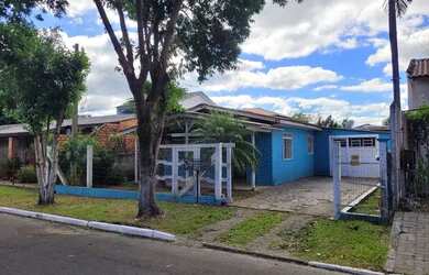 Imagem: A casa possui 3 Dormitórios, 2 Banheiros, 4 Vagas na garagem