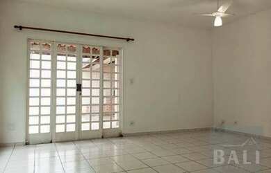 Imagem: A casa em condomínio possui 3 Dormitórios, 2 Banheiros, 2